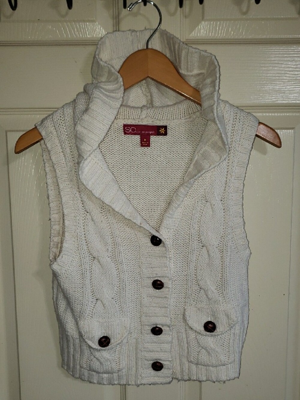 SO Cream Cable-Knit Hooded Sweater Vest with Brown Wooden Buttons